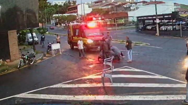 Acidente de trânsito é registrado por câmera de segurança em avenida de Franca