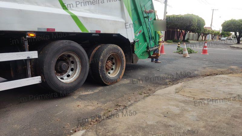 Asfalto cede após passagem de caminhão de coleta de lixo na Vila Rezende, em Franca