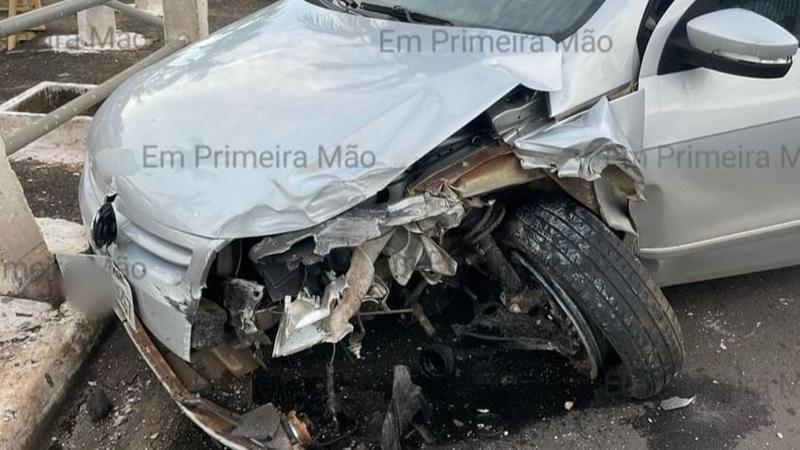 Susto em avenida de Franca: motorista perde controle e por pouco não cai em córrego