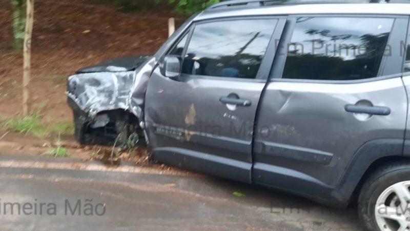 Francano fica ferido após colidir carro contra poste na região