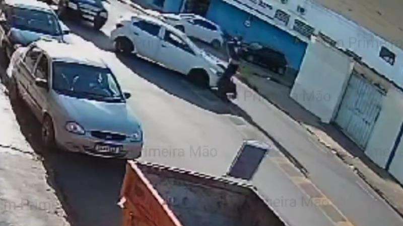 Motorista faz conversão proibida e causa acidente em avenida de Franca 