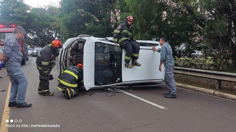 Carro tomba após colisão em avenida de Franca; motorista é socorrida pelos Bombeiros