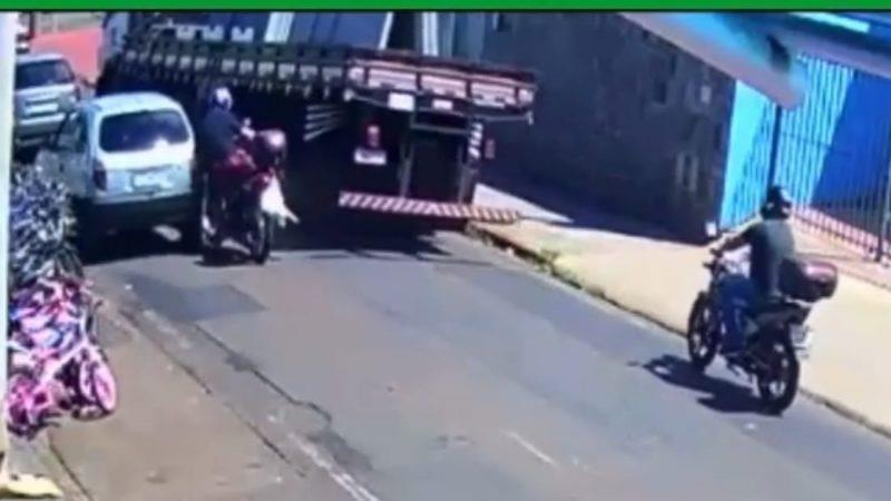 Motociclista quase é atropelado por caminhão após acidente na Vila São Sebastião, em Franca