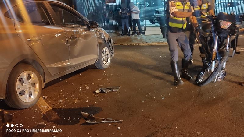 Motorista avança sinal de pare e causa acidente em avenida de Franca