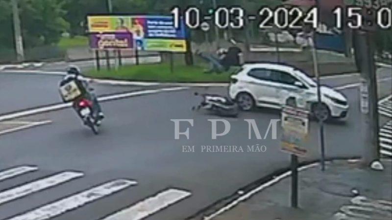 Motociclista fica ferido após ter a frente cortada por motorista que não respeitou sinal vermelho em avenida de Franca