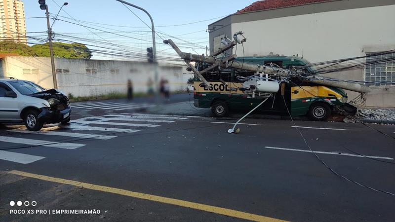 Acidente entre carro e van escolar deixa crianças feridas em Franca