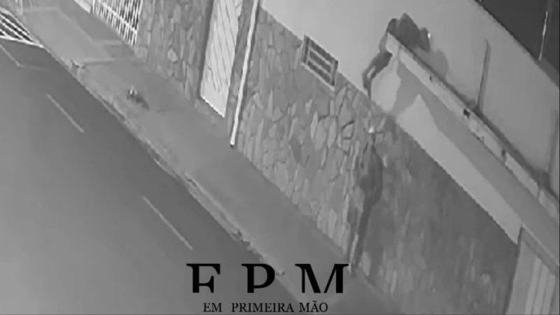 Bandido escala marquise para tentar furtar fiação na Vila Rezende, em Franca