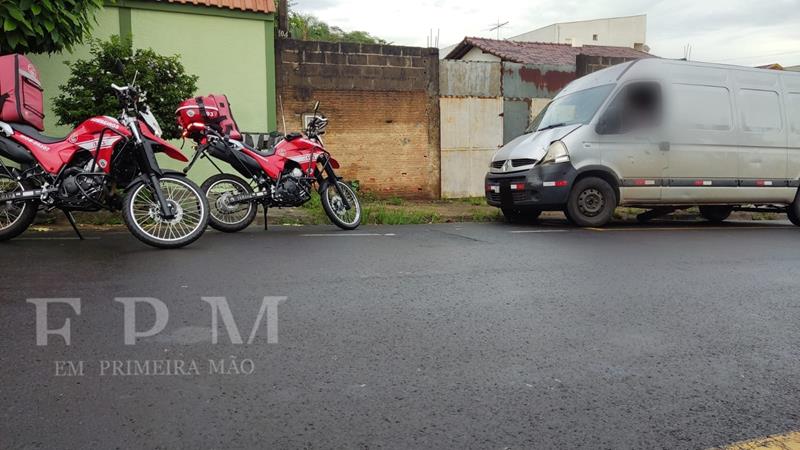 Motorista de van atinge árvore após veículo perder o freio em Franca