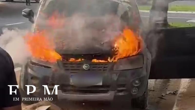 Veículo fica parcialmente destruído após incêndio em avenida de Franca