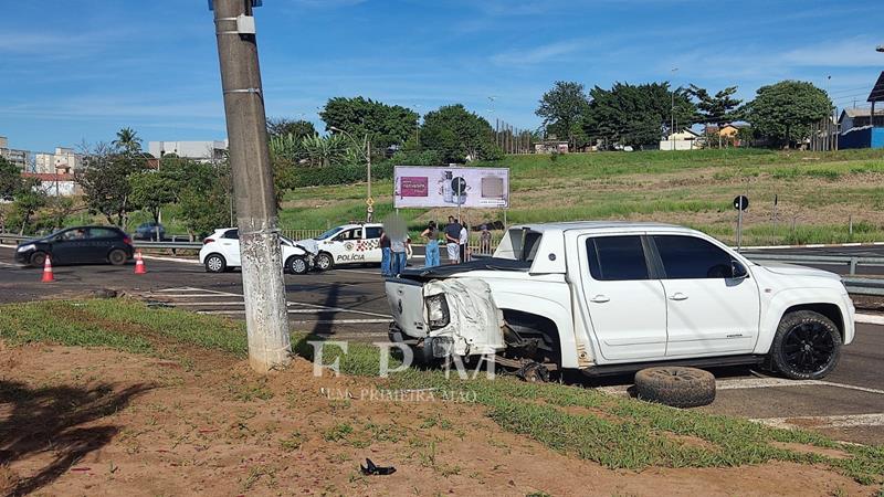 Carros ficam destruídos após acidente em avenida movimentada de Franca