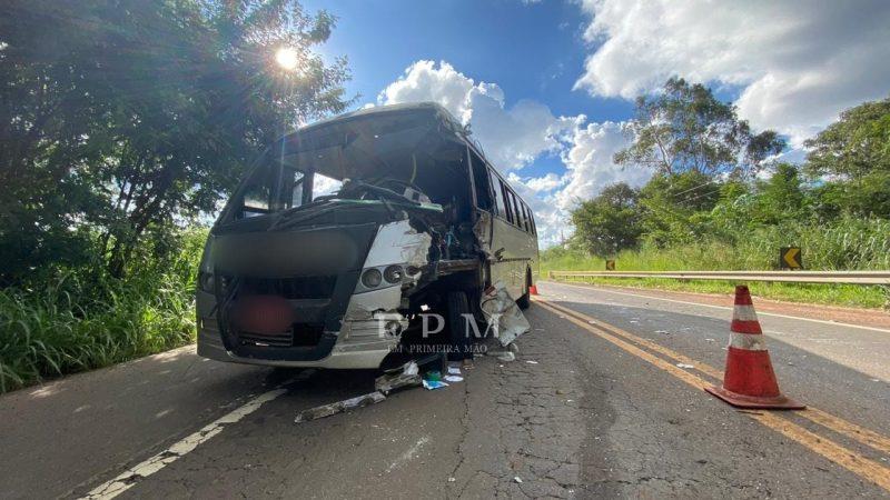 Duas pessoas foram socorridas após colisão entre micro-ônibus e caminhão em rodovia da região