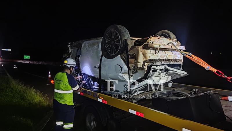 Motorista abandona carro capotado após colidir na traseira de caminhão na Cândido Portinari