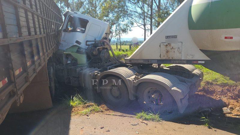 Motorista fica ferido após colisão entre dois caminhões na rodovia Cândido Portinari