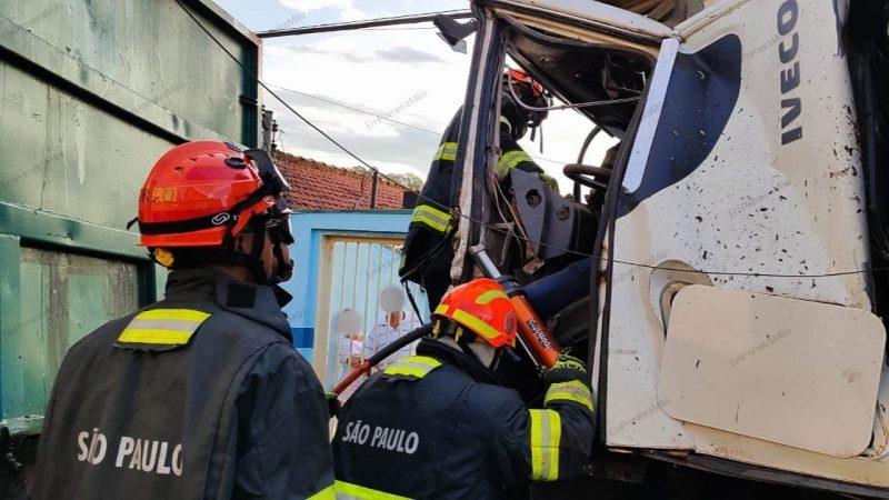 Motorista fica preso nas ferragens após colisão traseira entre dois caminhões 