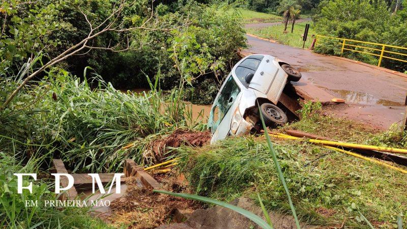 Idoso é socorrido após cair com carro em ponte na região