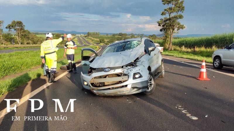 Motorista perde controle de veículo e capota em rodovia da região