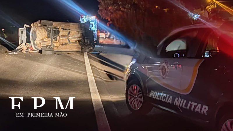 Motorista perde controle de veículo, atravessa rodovia, bate em barranco e carro tomba em Cristais Paulista