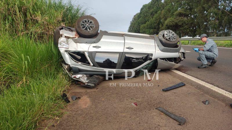 Susto na rodovia: carro com duas crianças capota na rodovia Cândido Portinari