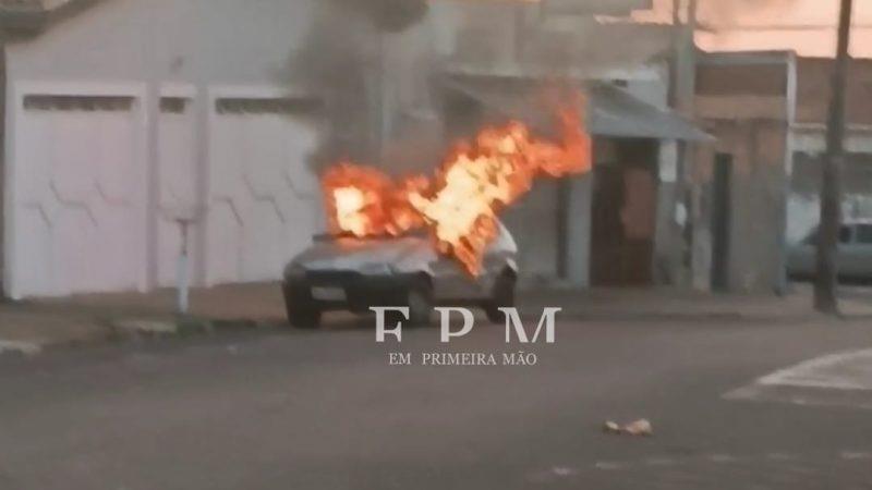 Carro fica completamente destruído após possível incêndio criminoso em Franca