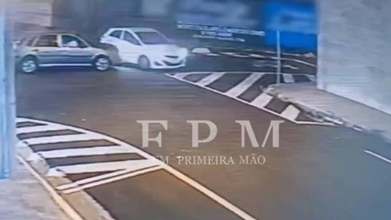 Motorista foge após avançar sinal de pare e colidir com veículo em Franca