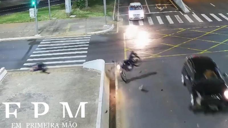 Motociclista fica ferido após sofrer grave acidente em avenida de Franca; motorista fugiu do local