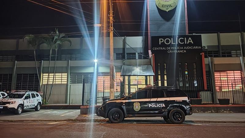 Morador tem casa invadida, é ameaçado com faca e tem moto e celulares roubados