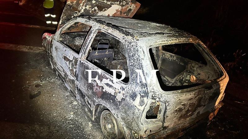 Carro pega fogo e fica destruído na rodovia Cândido Portinari