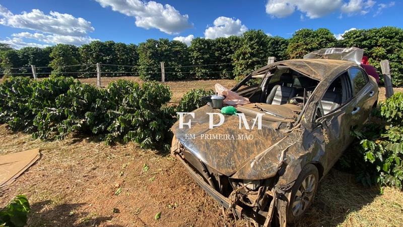 Motorista perde controle de veículo e capota em rodovia de Franca