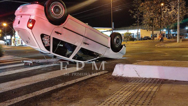 Carro capota após atingir guia de rotatória no bairro São Joaquim, em Franca 