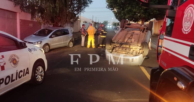 Carro capota após motorista atingir veículo estacionado na Vila Totoli, em Franca