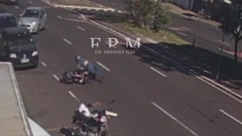 Motociclista fica ferido após ter a frente cortada por veículo em avenida movimentada de Franca