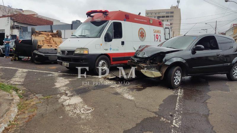 Carro capota após colisão e deixa duas pessoas feridas em Franca 