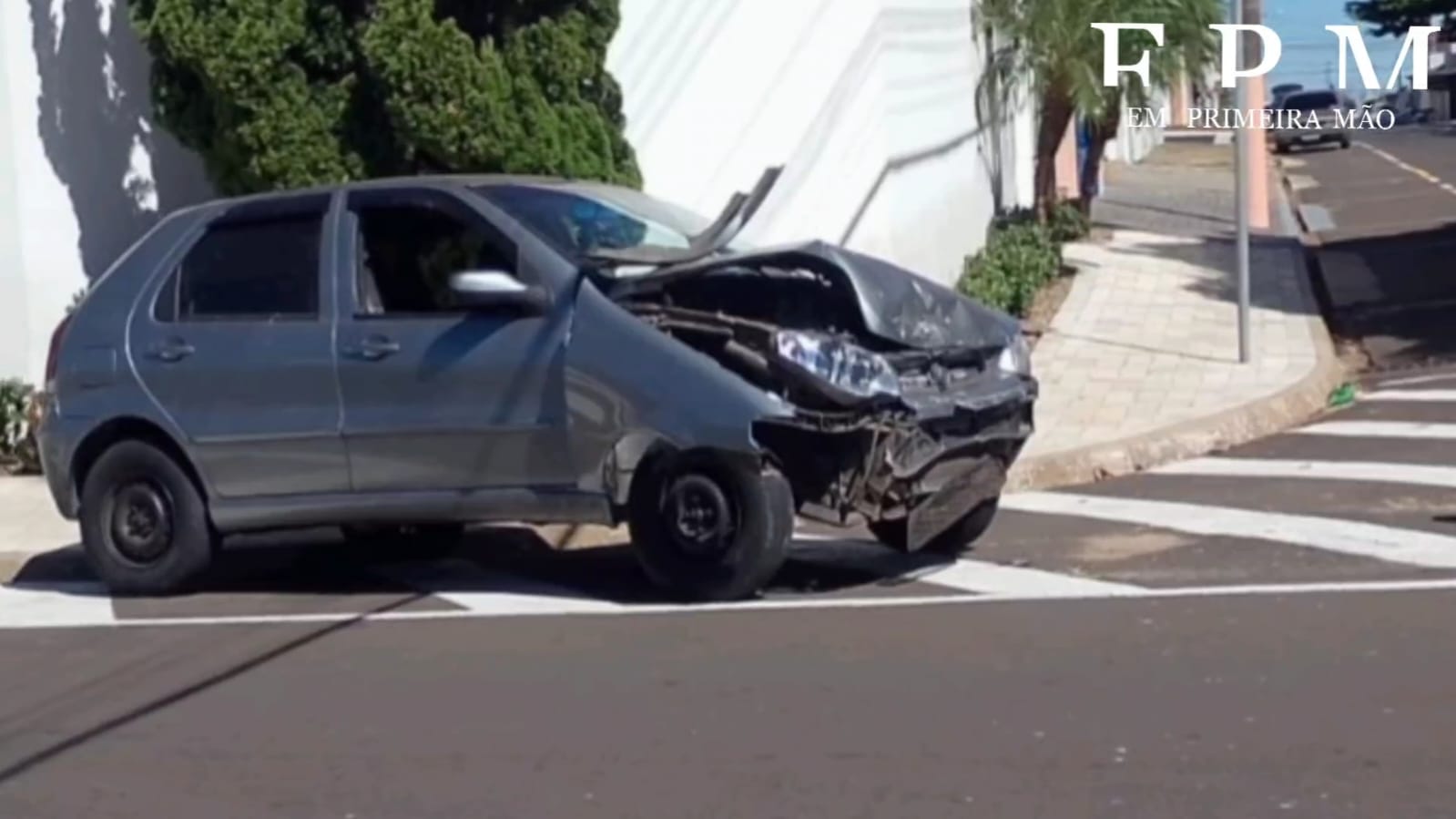 Motorista avança sinal de pare e causa acidente em Franca
