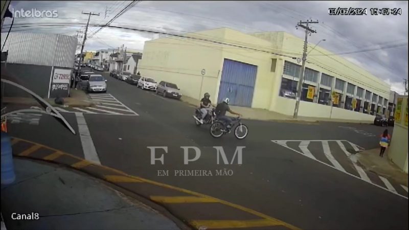 Idoso em bicicleta motorizada avança sinal de pare e causa acidente em Franca