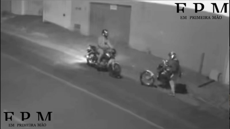 Criminosos são flagrados por câmera de segurança furtando moto em Franca
