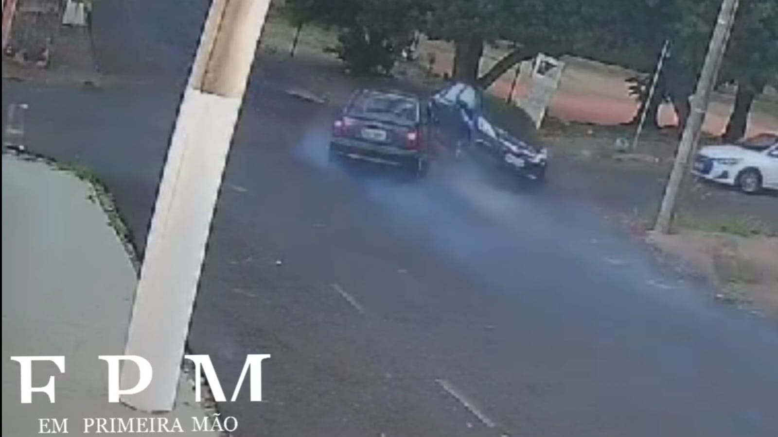 Câmera de segurança registra colisão entre dois veículos em cruzamento de Franca