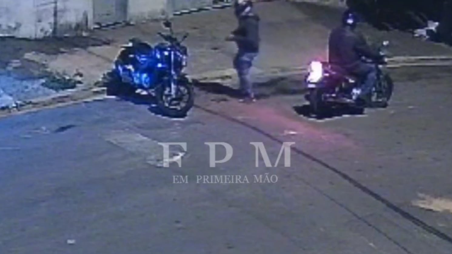 Dupla é flagrada por câmera de segurança furtando moto no Jardim Cambuí, em Franca 