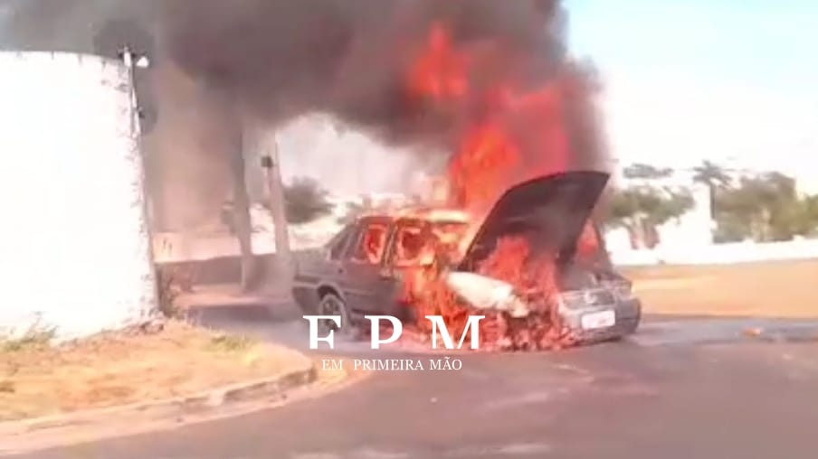 Pane elétrica deixa carro destruído em Franca
