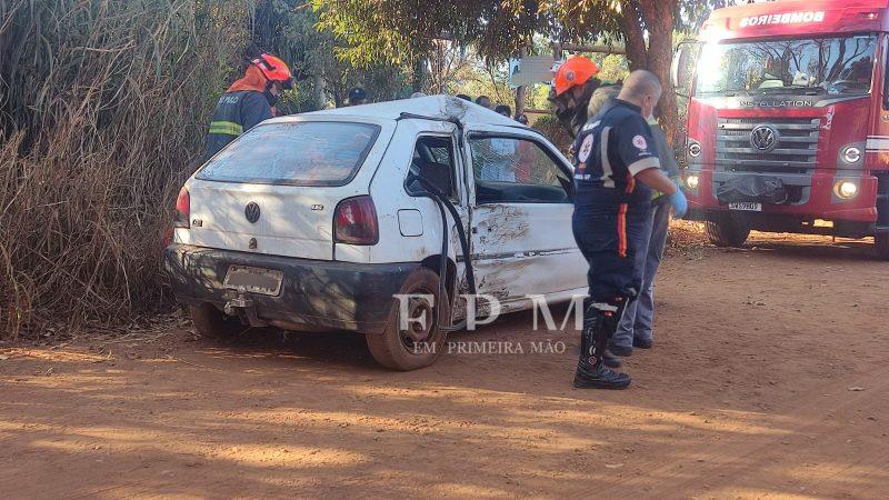 Quatro pessoas ficaram feridas em colisão entre carro e árvore em Franca