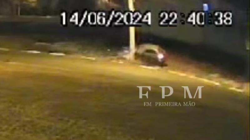 Carro com família tomba após atingir poste em avenida de Franca