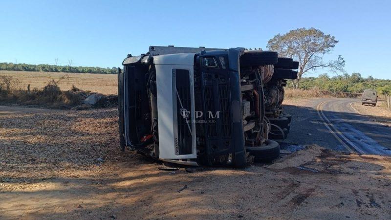 Caminhoneiro é socorrido em estado grave após tombamento de caminhão bitrem