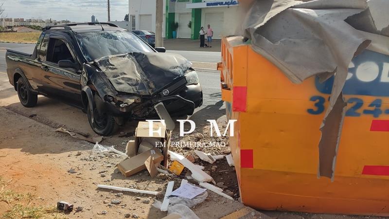 Motorista fica ferido após colidir carro em caçamba em avenida de Franca