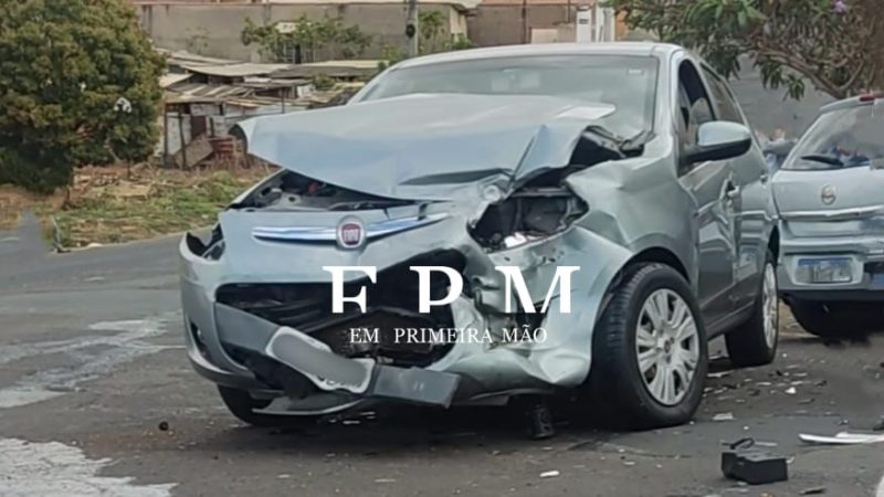 Mulher fica ferida após colisão entre dois veículos em cruzamento de Franca