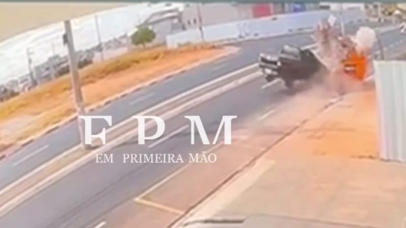 Câmera de segurança registra motorista colidindo veículo em caçamba em avenida de Franca