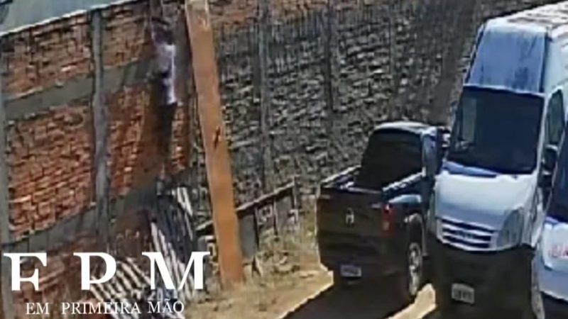 Câmera de segurança flagra ladrão furtando bateria de veículo em Franca