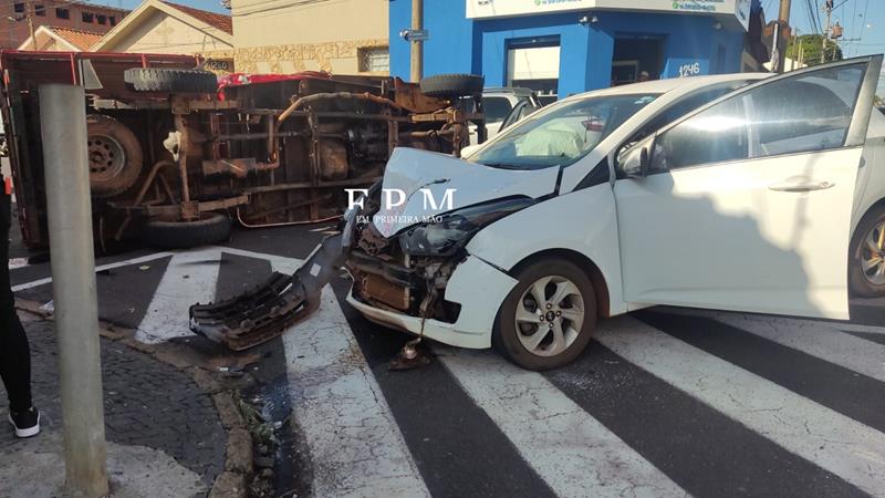 Motorista avança sinal de pare e colide com Jeep, que tomba em cruzamento de Franca