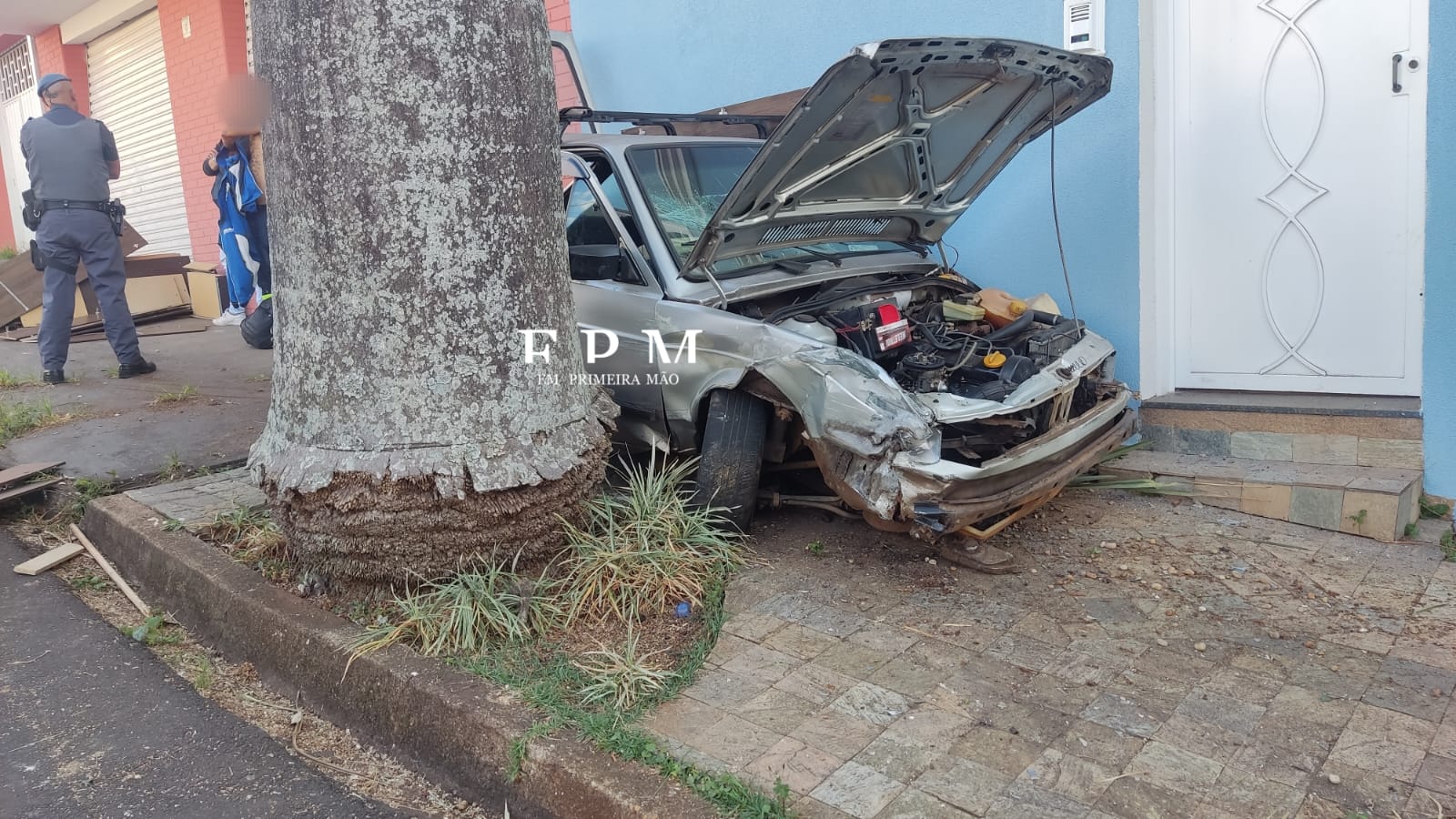 Motorista colide em três carros, árvore e muro na Vila Nicácio, em Franca