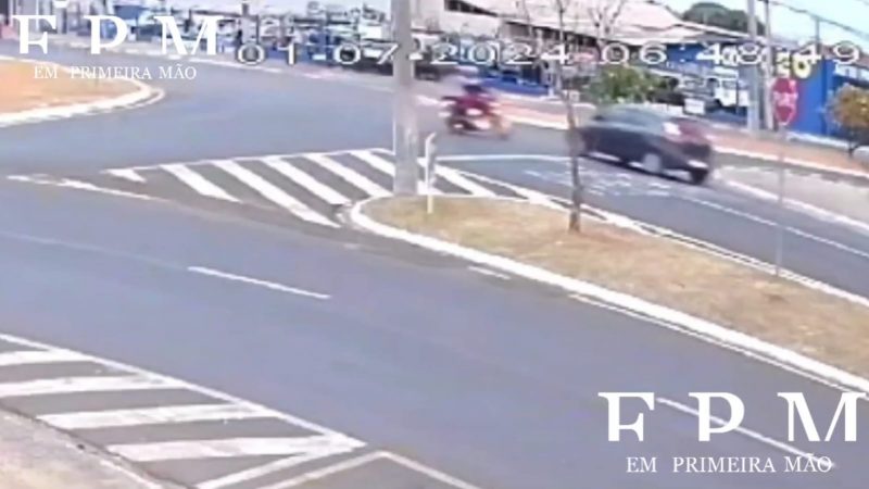 Motorista desrespeita sinal de parada obrigatória e causa acidente em avenida de Franca