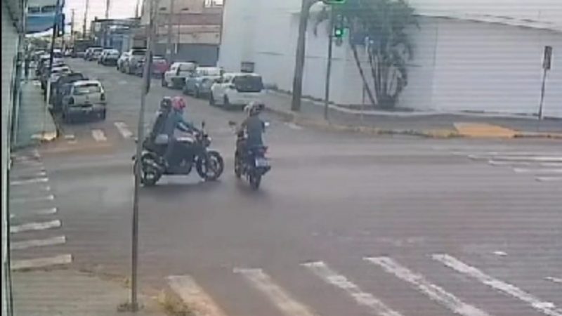 Câmera flagra colisão entre duas motos em avenida movimentada de Franca