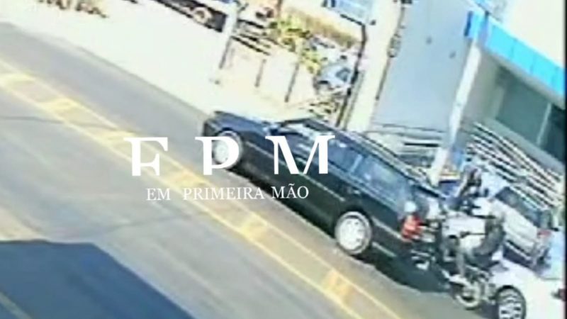 Câmera de segurança registra colisão entre carro e moto em avenida de Franca